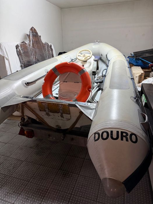 Barco semi-rígido Valiant, motor Mercury 25XD e com atrelado incluído