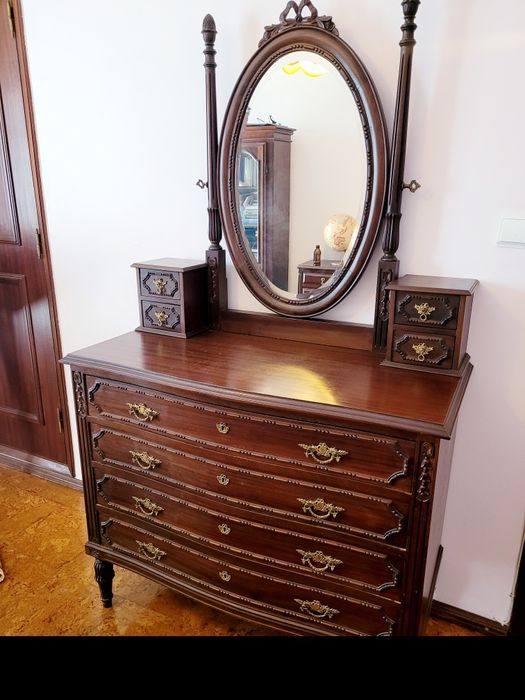 Comoda antiga de madeira com espelho