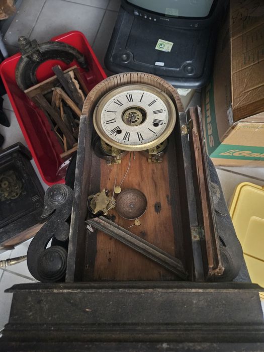 Conjunto de 3 relógios de parede muito antigos para restauro