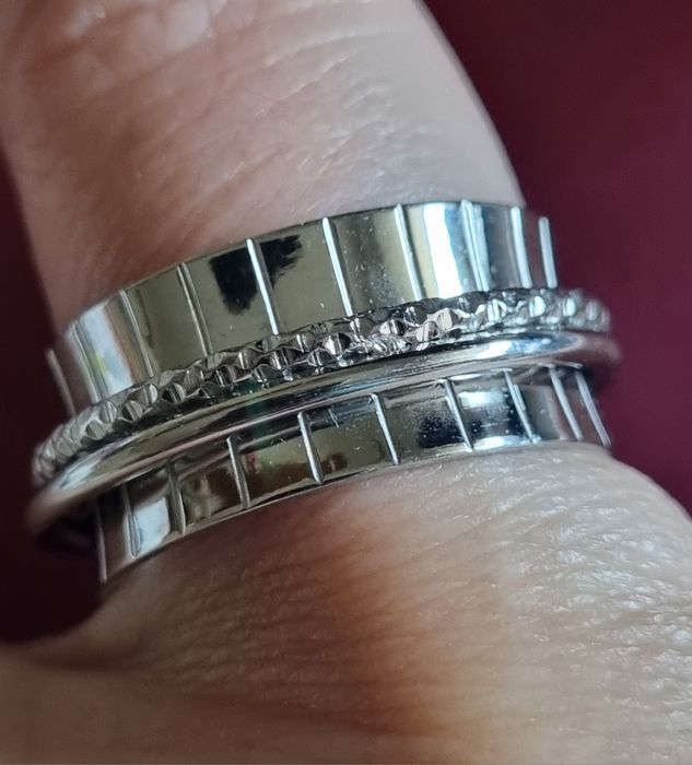 Anel prateado, em aço, muito elegante. Ajustável
