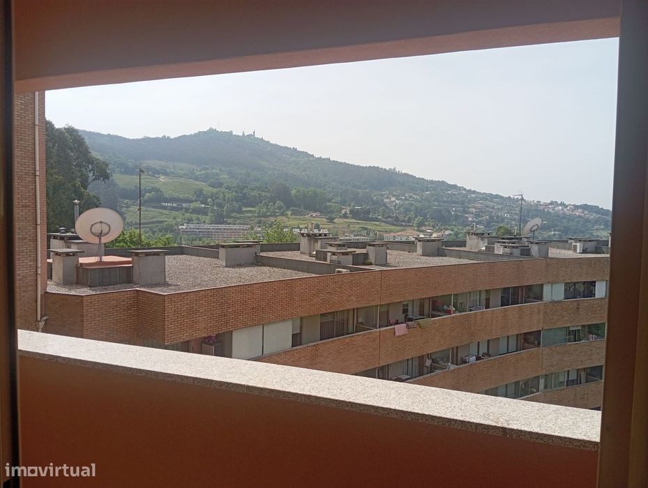 Apartamento amplo e soalheiro