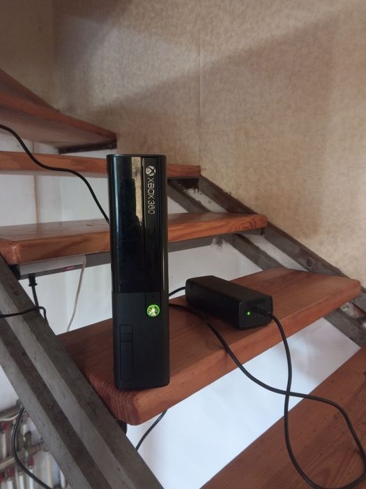 Продам Xbox 360 E
