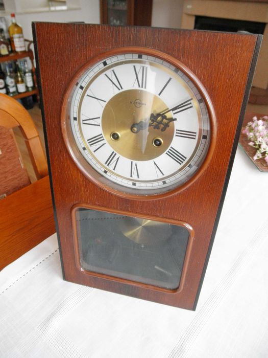 Zegar wiszący wahadłowy METRON . PRL - sprawny.