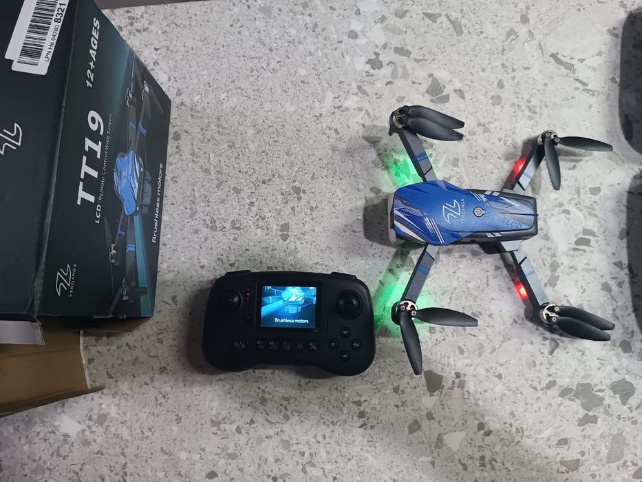 Дрон. Квадрокоптер TTROARDS TT19 LCD с бесщеточными моторами и пультом управления со встроенным экраном