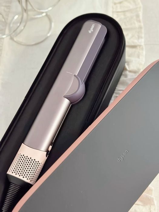 Dyson Airstrait