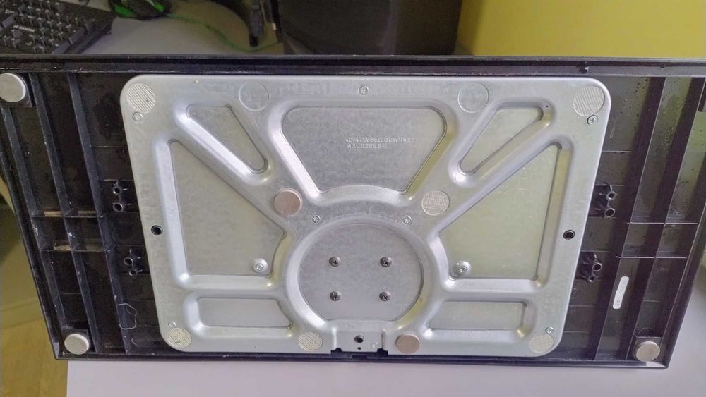 Телевізор LG 42LV375S робочий, без дефектів, підставка, пульт