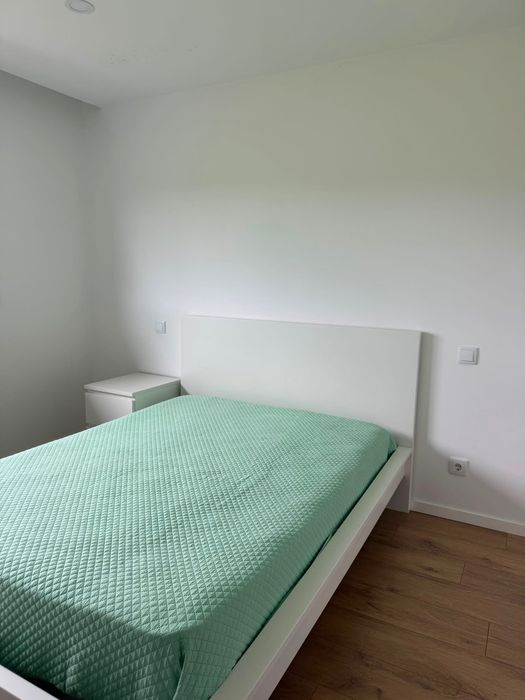 Cama MALM com mesa de cabeceira