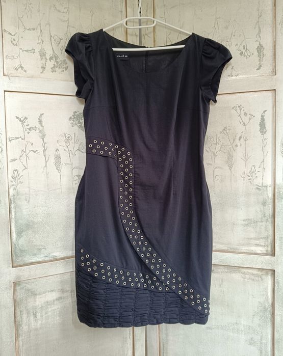 Rozmiar M L biust 47x2 Czarna sukienka z metalowymi oczkami MERLA bufki Modern Rock
​Rockowa mała czarna z dżetami i marszczeniem lata 2000.