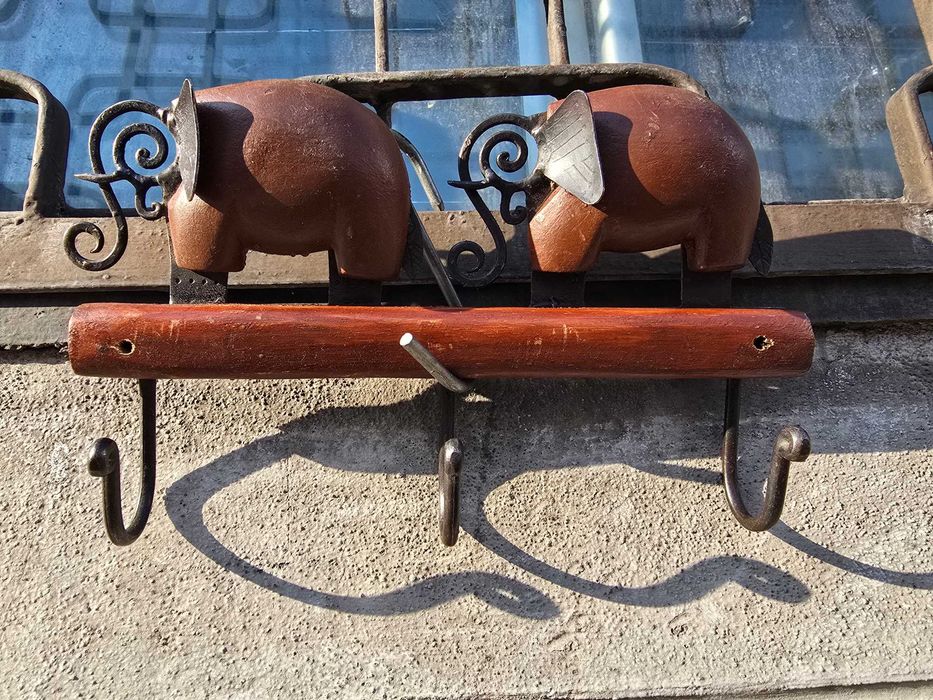 Stary metalowy wieszak   słonie