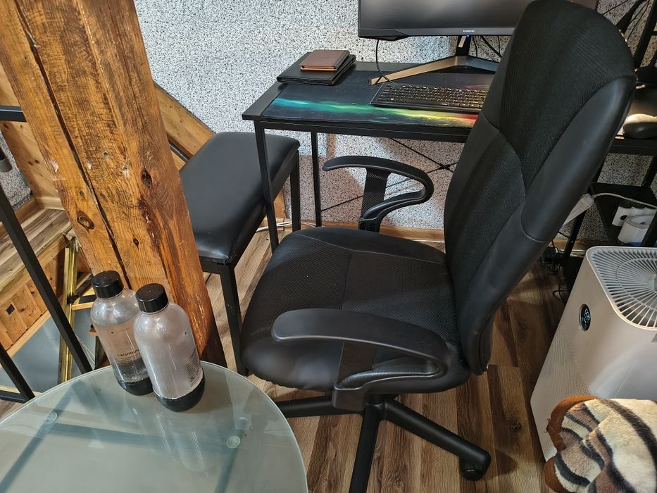 Fotel ,krzesło regulowane w kolorze czarnym