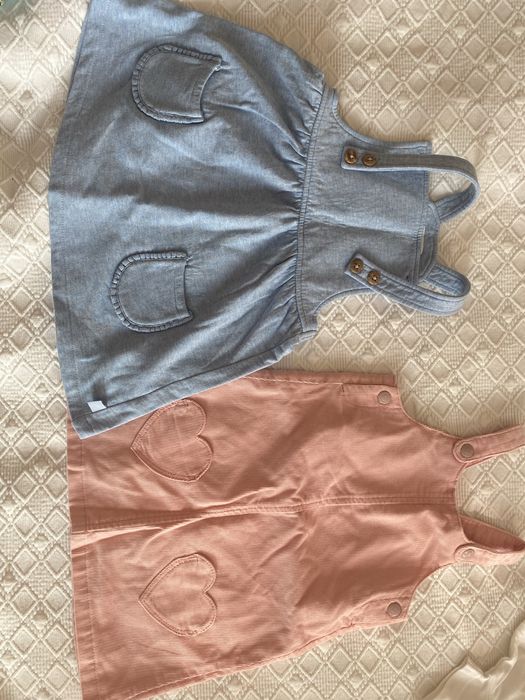 Vestidos jardineira azul e rosa