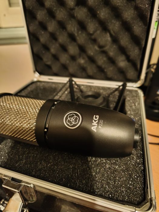 AKG P 220 pouco usado