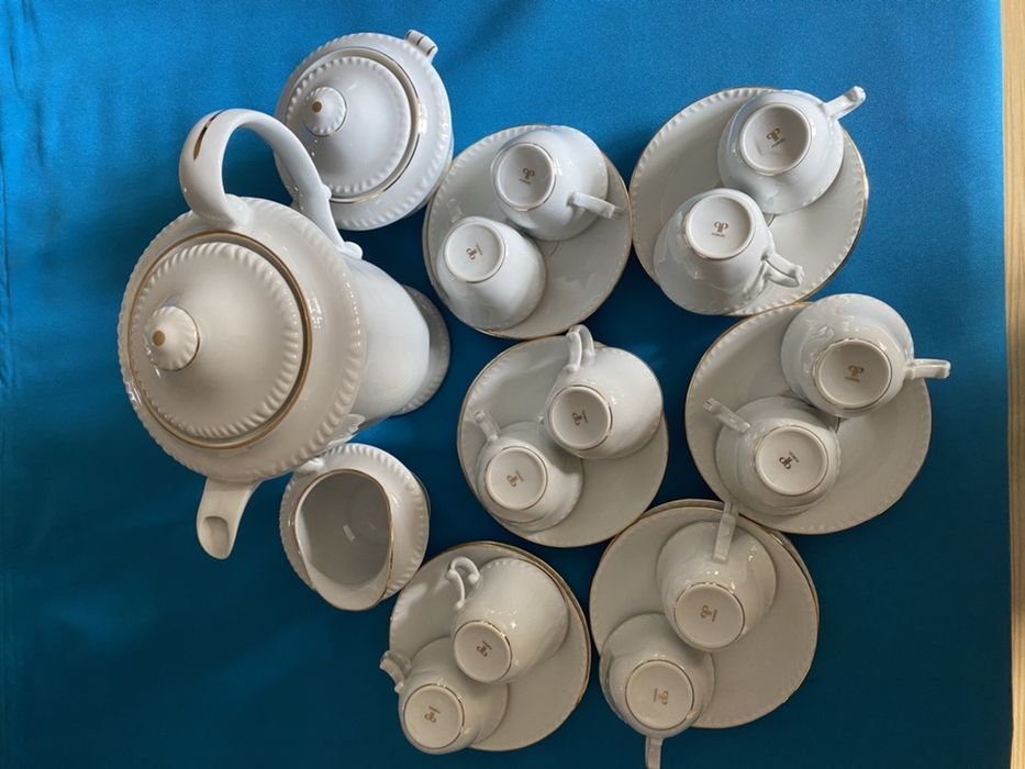 Conjunto de café em porcelana com 27 peças