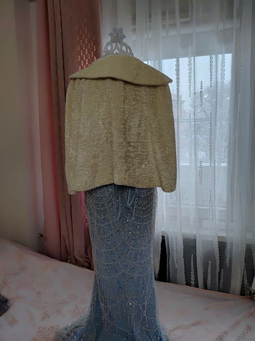 Cudny strój przebranie Pani Zima Królowa Śniegu futerko perełki roz 38