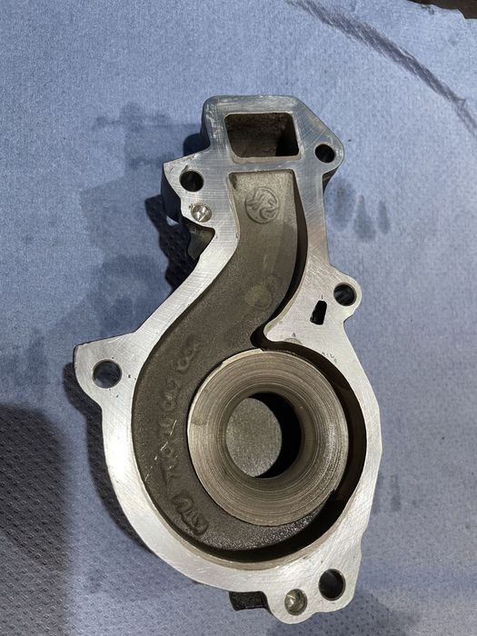 Крышка помпы двигателя KTM SMC  LC 4