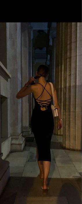 Сукня чорна трикотажна з шнурівкою на спині