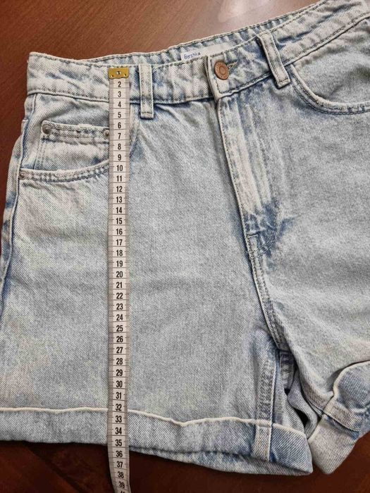 Джинсові шорти Bershka.