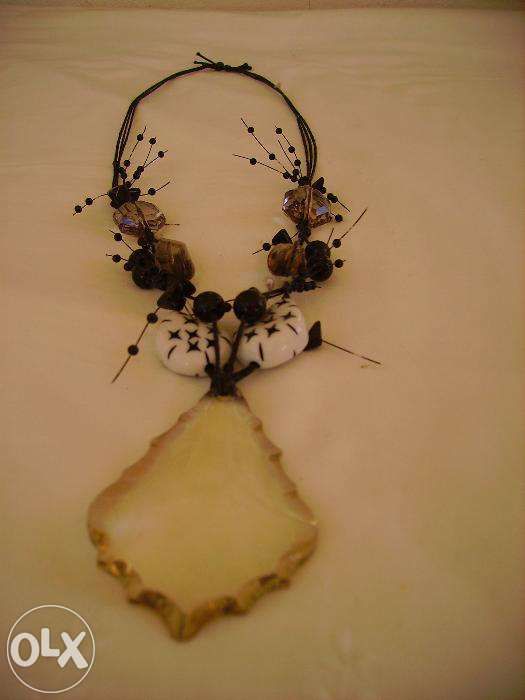 Colar Preto com vários materiais, moderno!