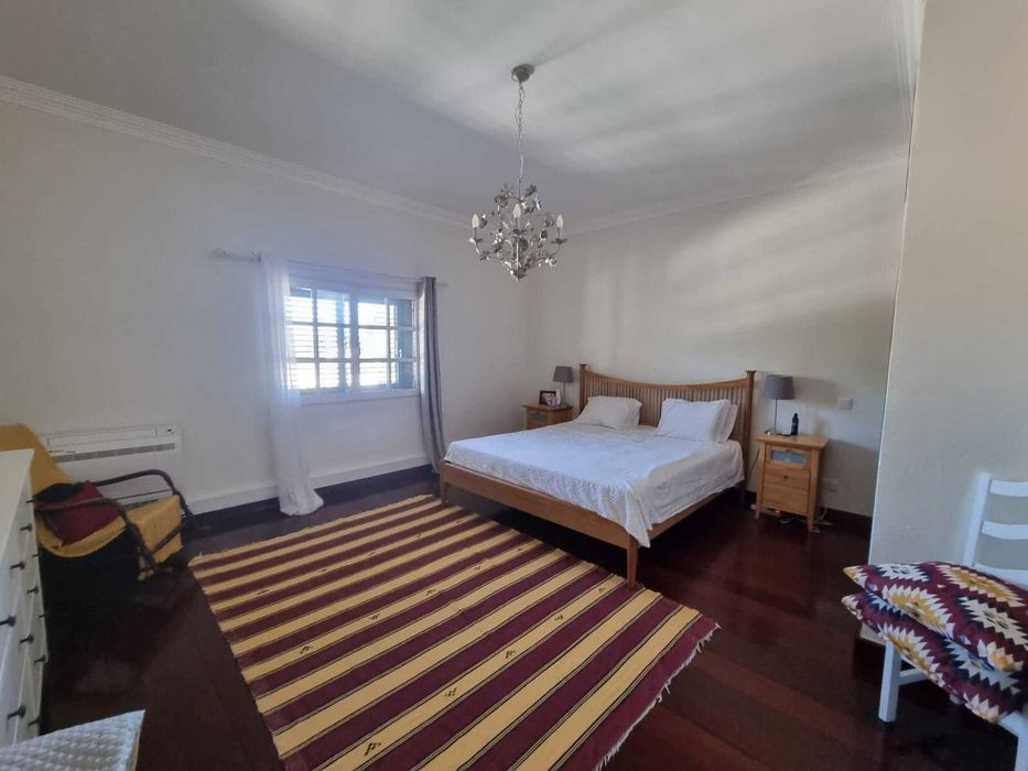 QUARTO INDIVIDUAL SUITE 20m2 - AC, estacionamento, piscina, arrecadação, jardim, barbecue ( Pinhal Novo )