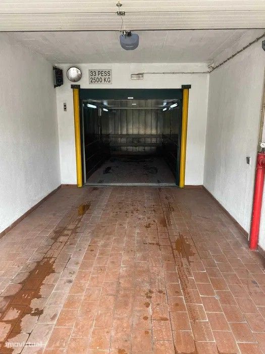 Lugares de estacionamento - garagem na Estrada da Luz 106, Laranjeiras