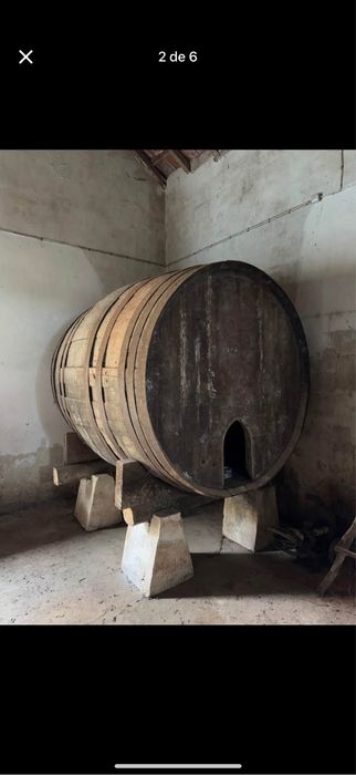 3 pipas antigas de adega em madeira