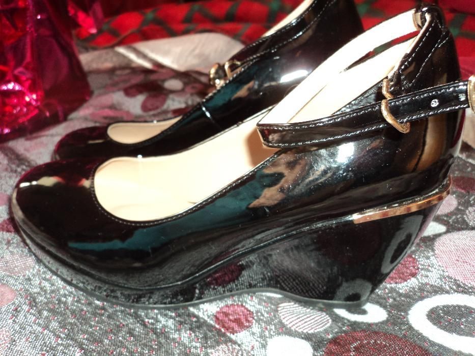 Sapatos de verniz novos