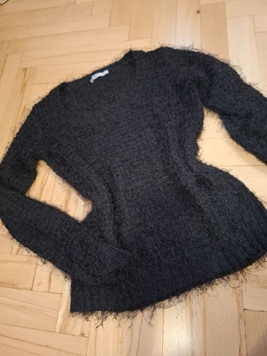 Czarny włochaty sweter sweterek