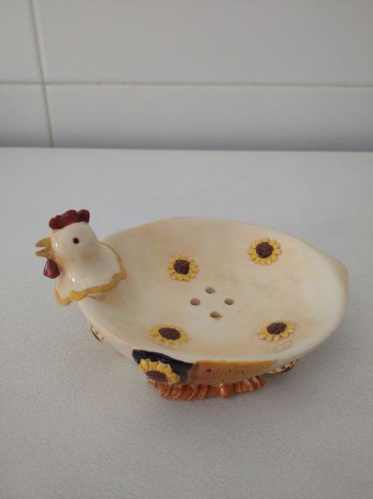 Peça de cerâmica em forma de galinha