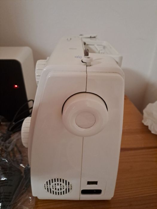 Vende-se máquina de costura Singer