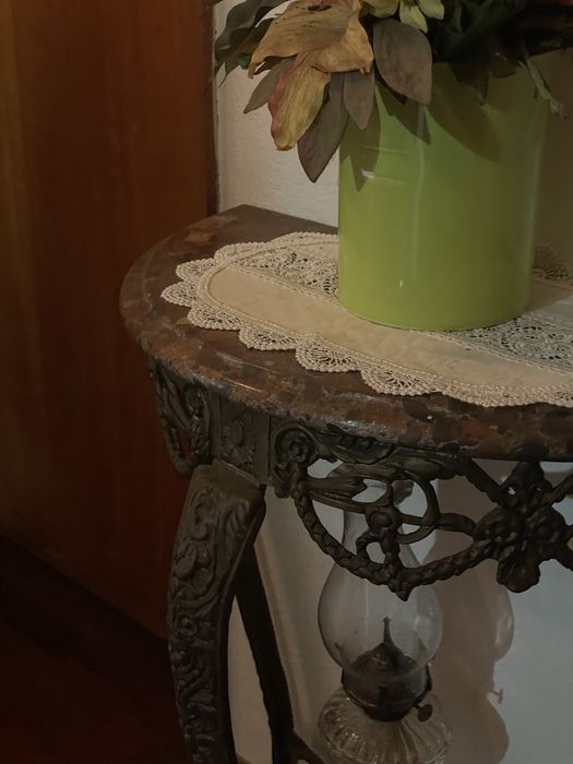 Mesa/Consola antiga em metal ornamentado com tampo de mármore