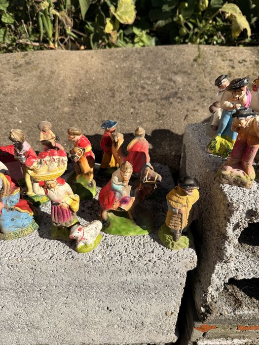 Conjunto de 25 figuras de presépio em barro