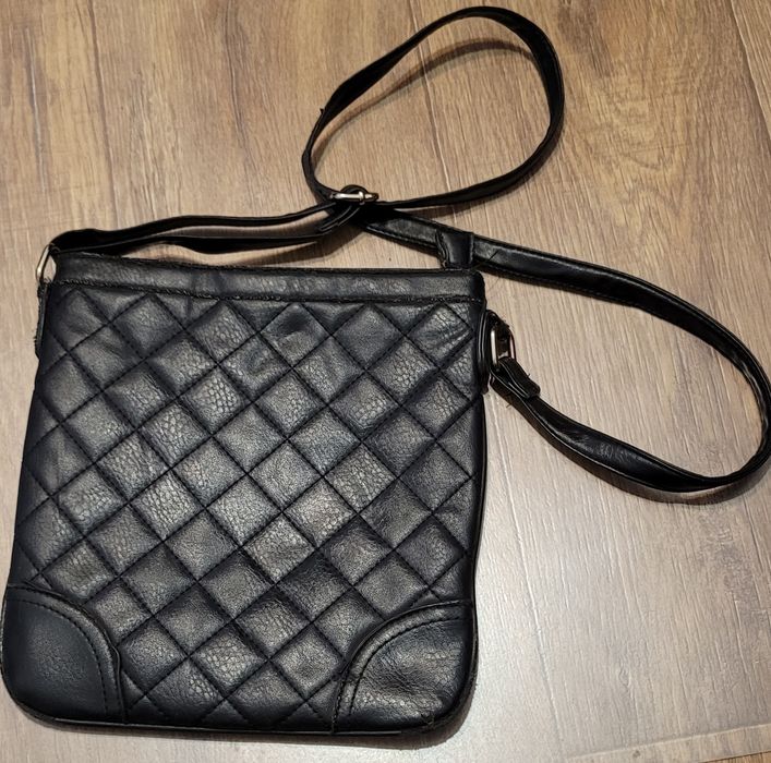 Czarna torebka tanio