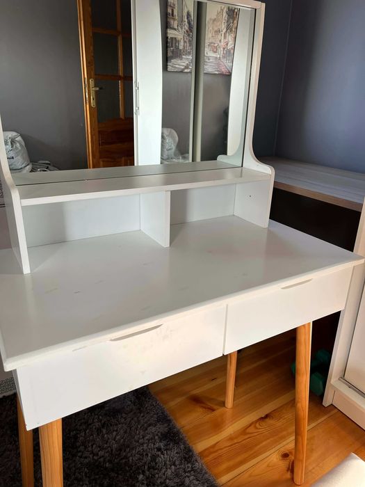 Biała toaletka z lustrem