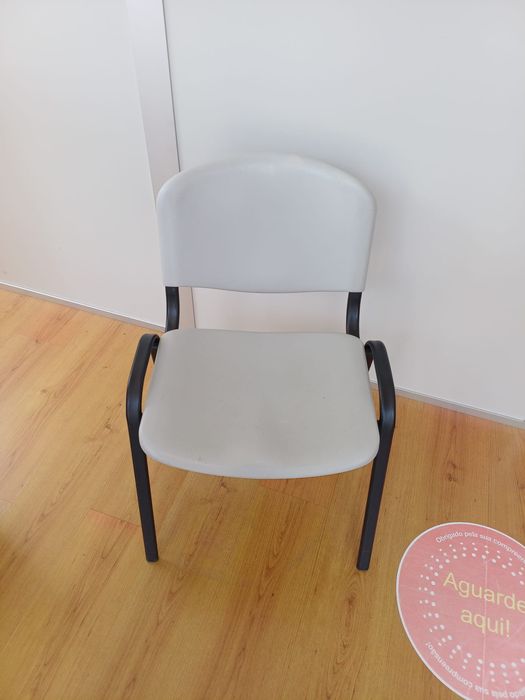 Cadeiras visitante empilháveis