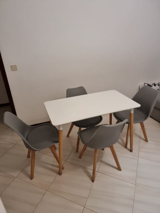 Conjunto de mesa de jantar + 4 cadeiras em excelente estado