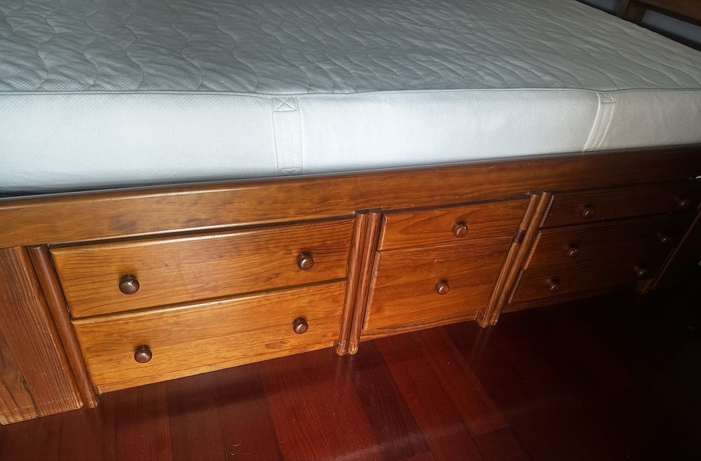 Cama Casal Saint Claire com grande capacidade de arrumação
