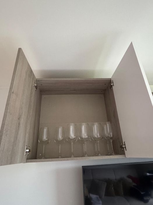 Móvel de sala suspenso em carvalho e branco