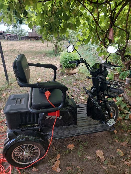 Продам електроскутер трьомісний
