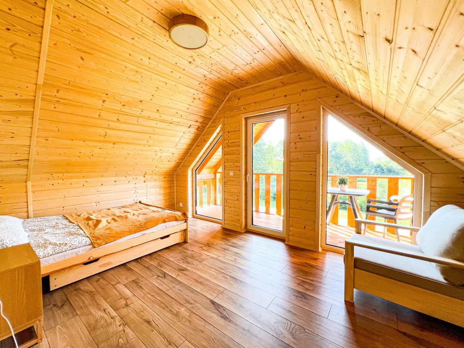 Domek drewniany całoroczny nad jeziorem z sauną i jacuzzi