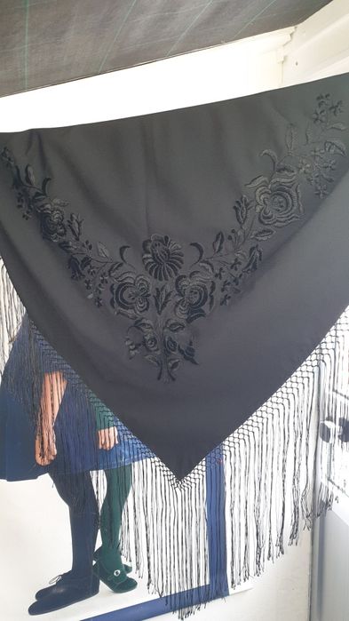Xaile, em preto, bordado
