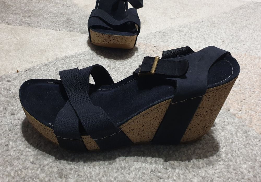 Босоножки на танкетке