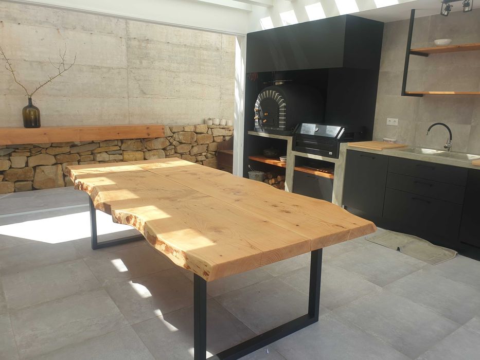Mesa em madeira maciça rústica,borda o vivo.Rustic solid wood table