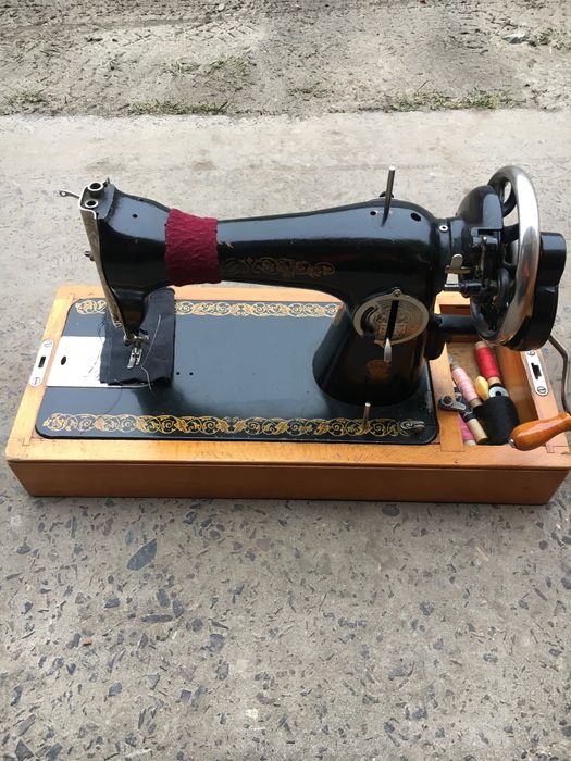 Машинка швейна ( ручна )