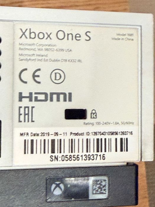 Xbox One S + 1 Comando + Base de Carregamento