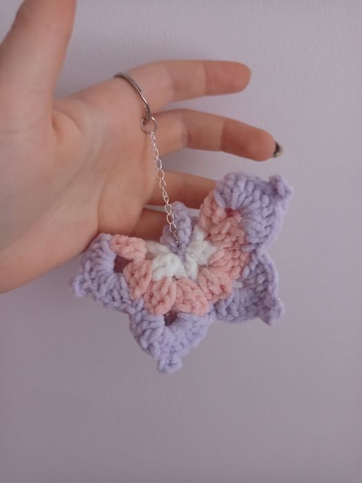 Szydełkowy brelok motyl motylek pastelowy róż lilac do torebki kluczy