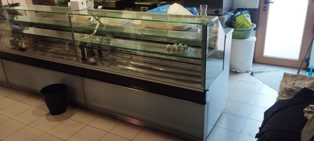 Balcão refrigerado e iluminado para café ou pastelaria