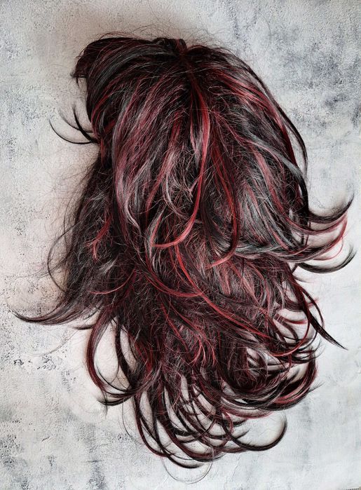 Peruka Włosy Syntetyczne Czarne z Pasemkami