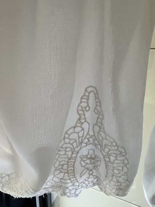Biała bluzka z odkrytmi ramionami