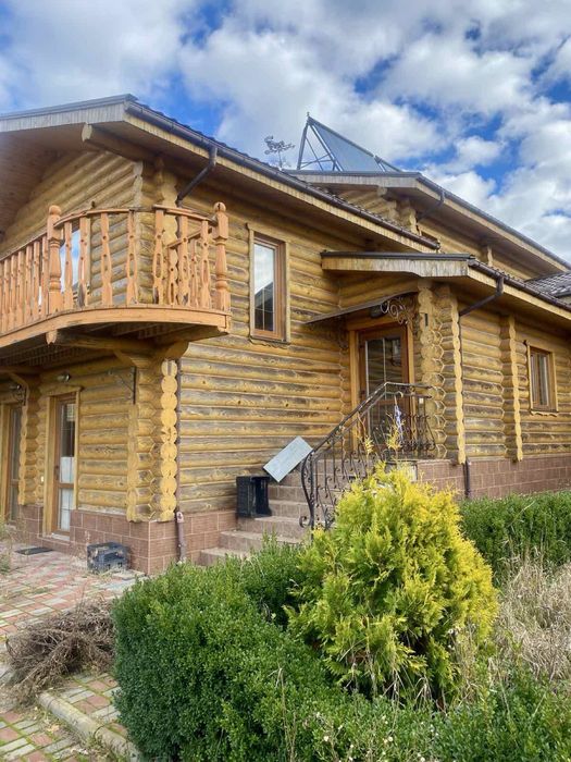 Продається унікальний деревʼяний будинок для життя та відпочинку.