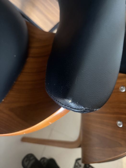 Cadeiras em nogueira e couro preto